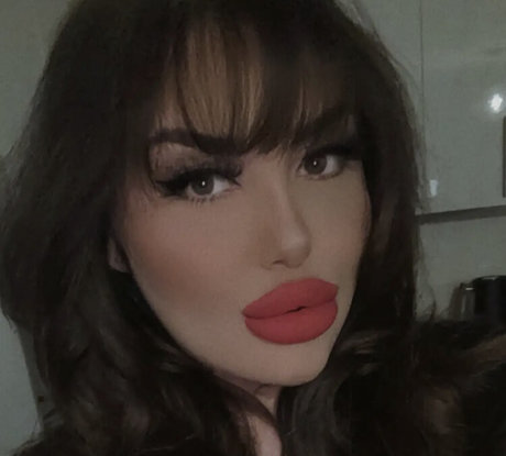 ElleHutchx pretty pornstar gallery