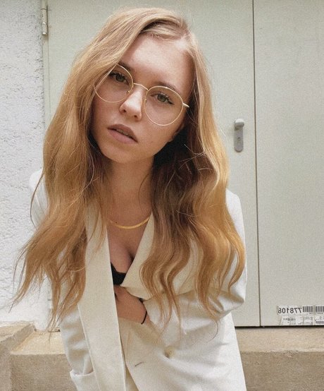 Anna Kauer pornstar naked photo