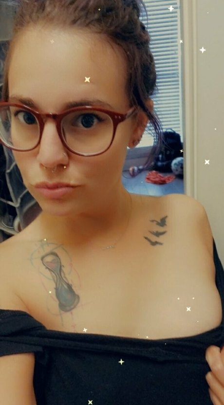 petitetreat_ model erotic pic