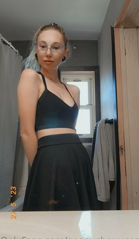 gooeychewycosplay naked model photo