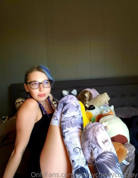 gooeychewycosplay high quality model photo