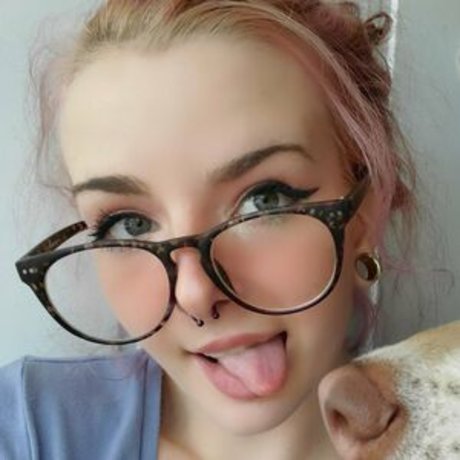 lilydarkofree adult model img
