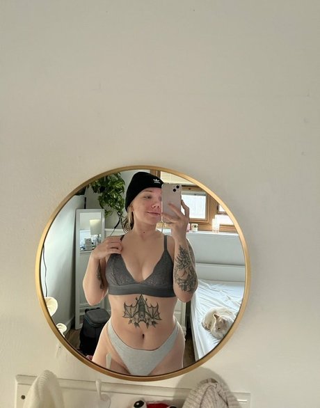 Glizzy McGuire erotic pornstar picture