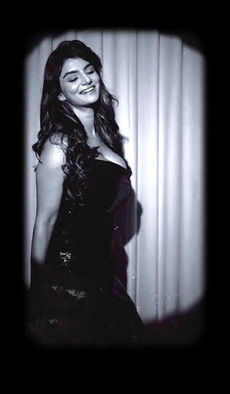 Anveshi Jain naked pornstar photos