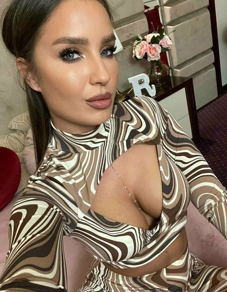 lanaqueenn naked model pic