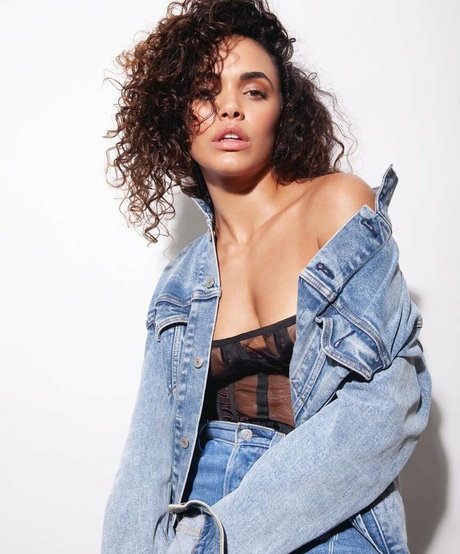 Giovana Cordeiro model nude pic