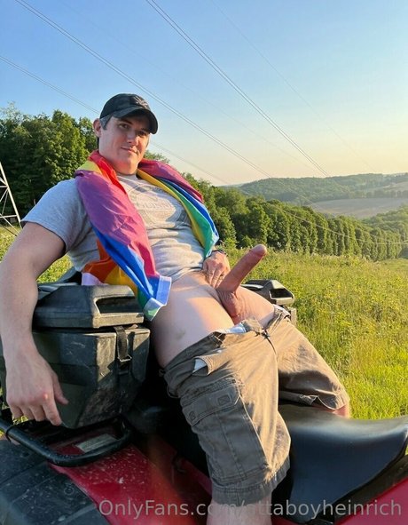 attaboyheinrich naked model image