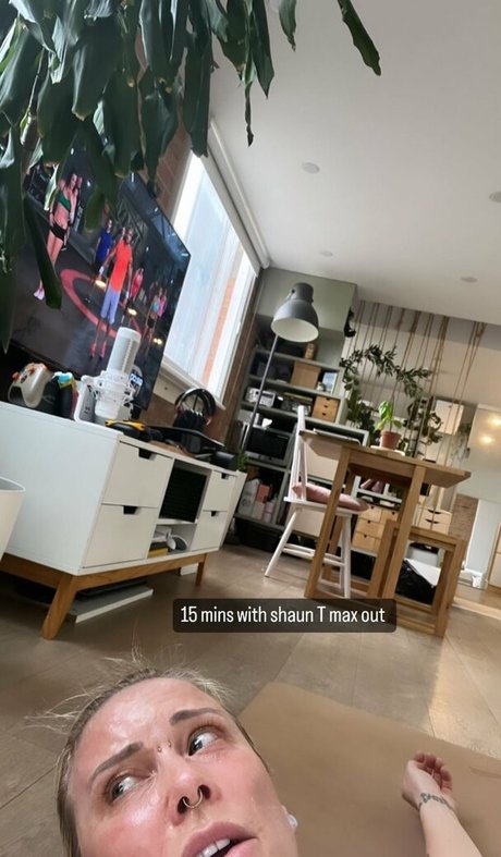 Julia Hardy beautiful model pics