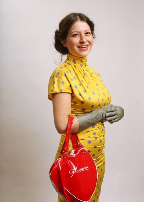 Alia Shawkat sexy actress img