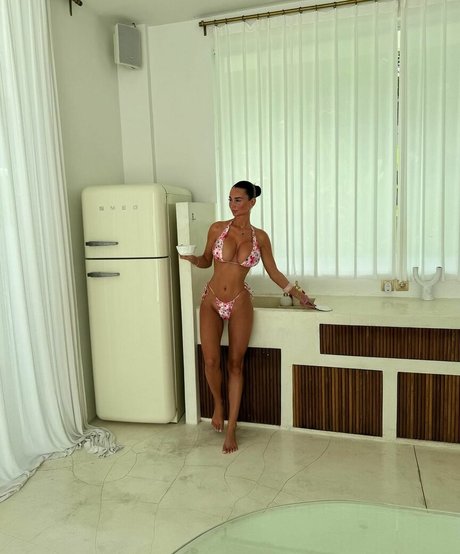 Maddy Cheary pretty actress img