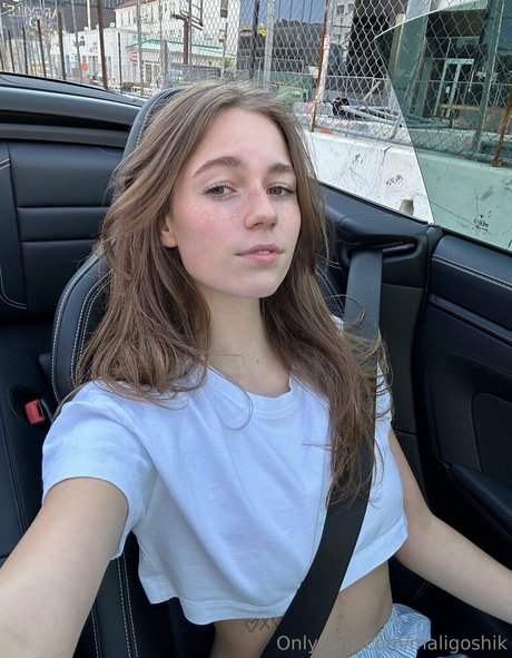 maligoshik nude model pic