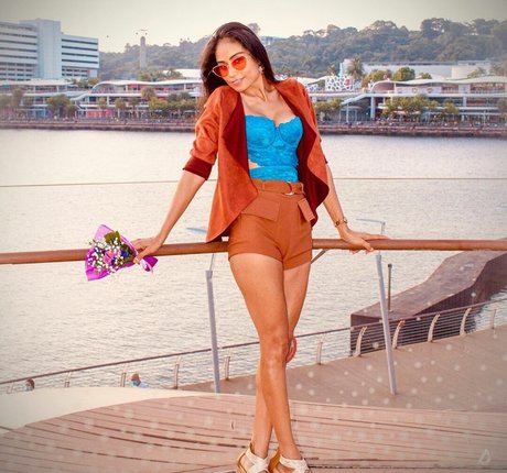 Shivani free model img