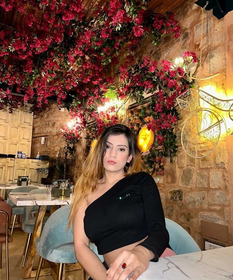 Akshita Dutta adult model img