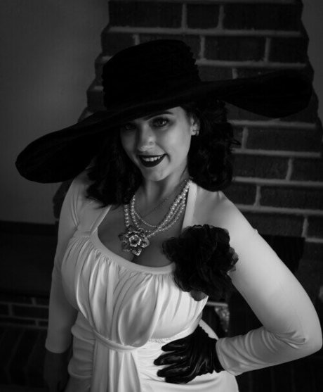 Lady Dimitrescu naked star images