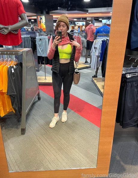 GidgeGIdge pornographic model photo