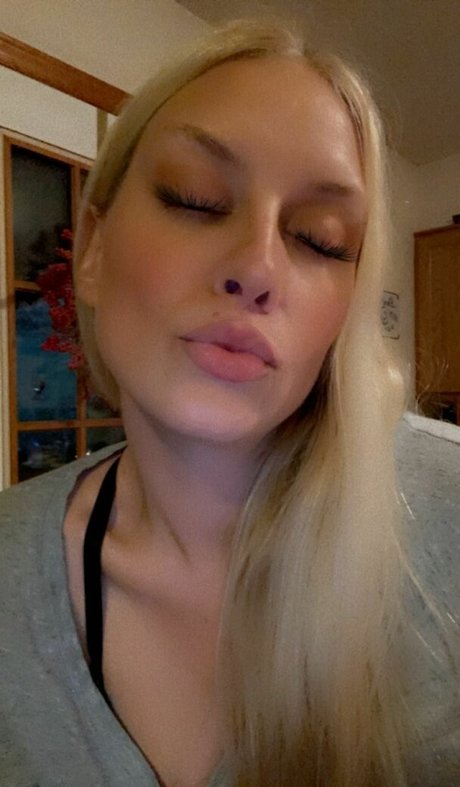 sapioslut sexy model picture