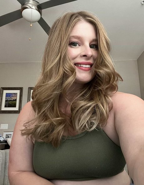 Curvy Krysta pornstar hot pics