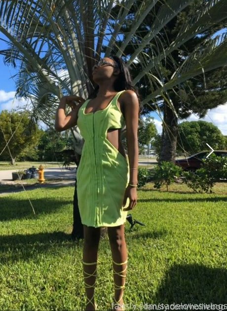 hollieboo nude model img