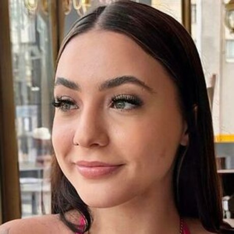 Ellen Maggnus model top picture