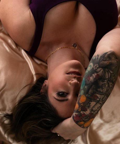 Dani Standring hot actress picture