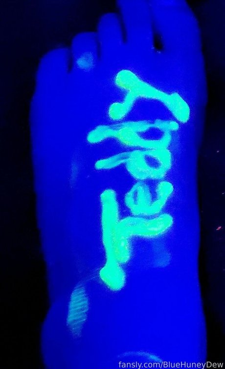 BlueHuneyDew nude pornstar image