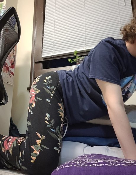 NicoKnut hot model img