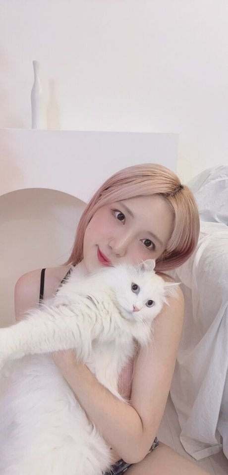 lluchiaa model erotic picture