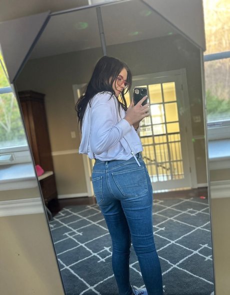 RandomJocelyn model adult photos