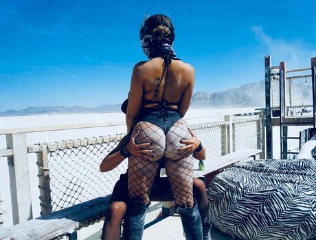 La Reina Shaw model erotic photos