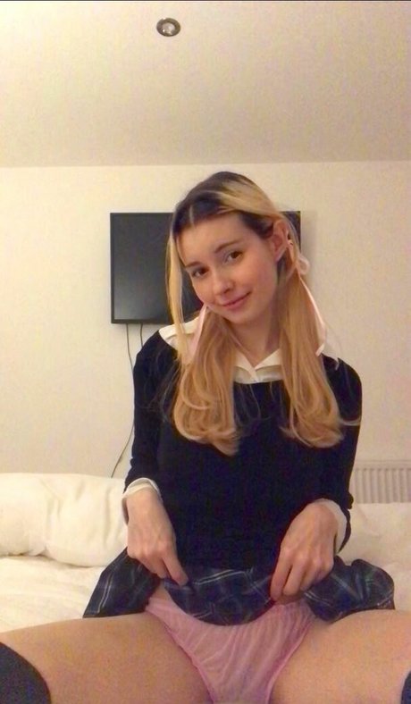 sushibunniii art model pic