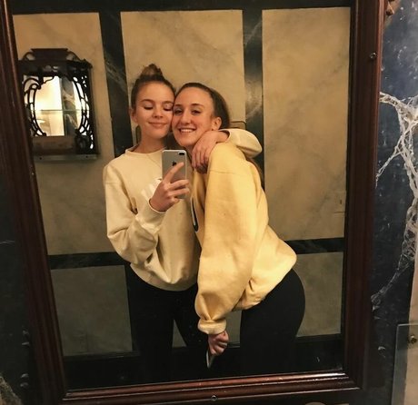 Lola Dubrul pretty actress pic