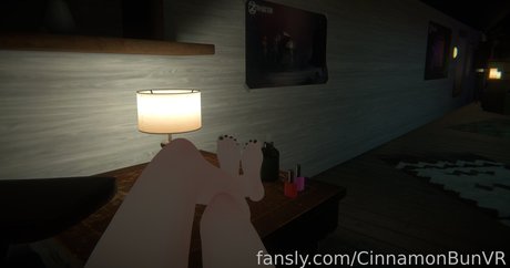 CinnamonBunVR naked model pics