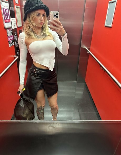 MissAlways model pornographic pics