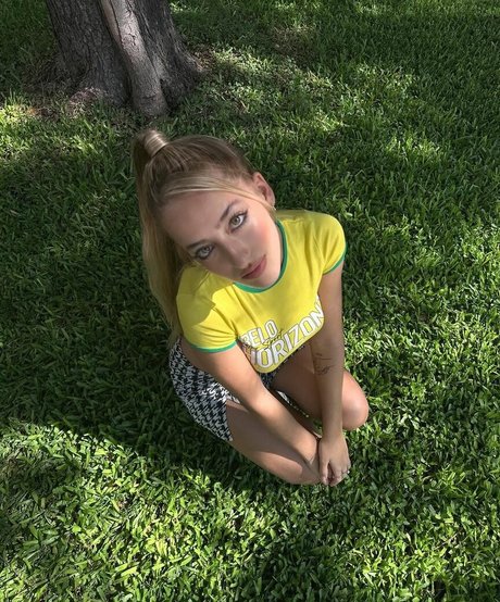 Ariannmusic model erotic img