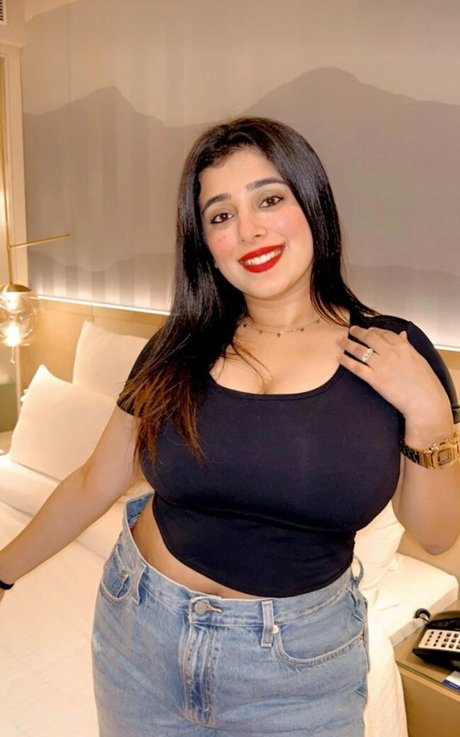 Apoorva Bhalla model exclusive img