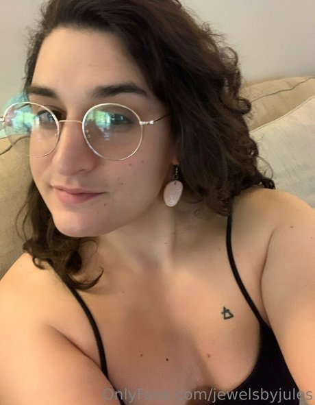 jewelsbyjules sexy model image