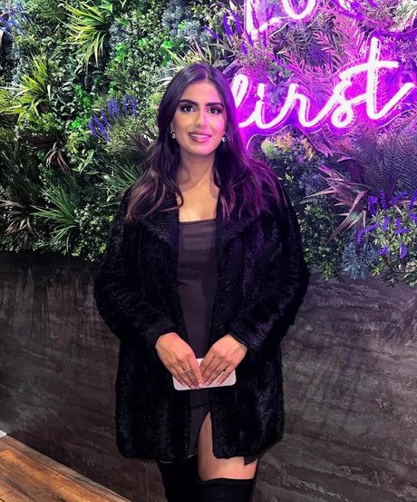 Tindy Kaur model sexy images