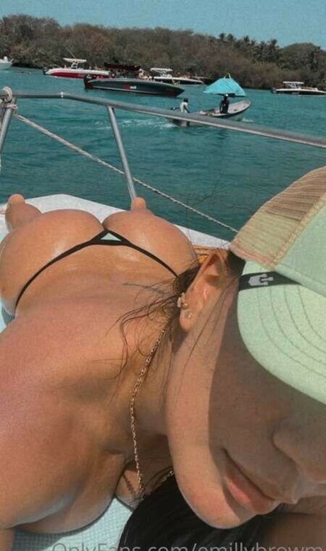 Emillybrowm hot model pic