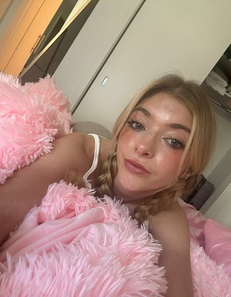 rileymaetwo exclusive actress galleries