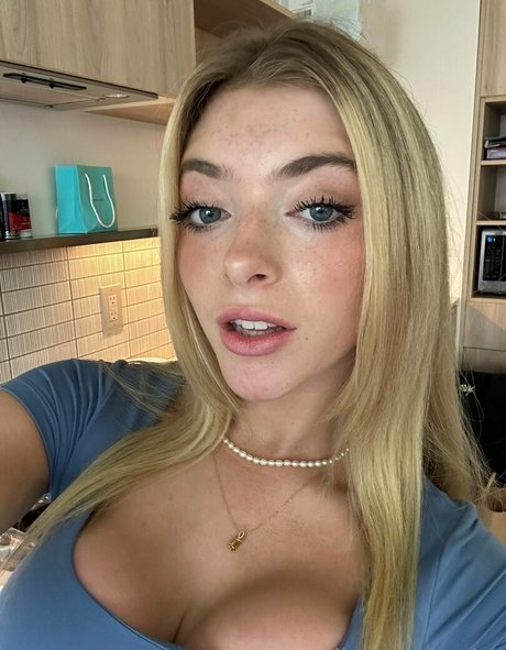 rileymaetwo nude model pics