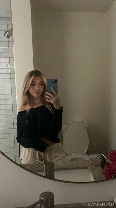 rileymaetwo pornstar nude images