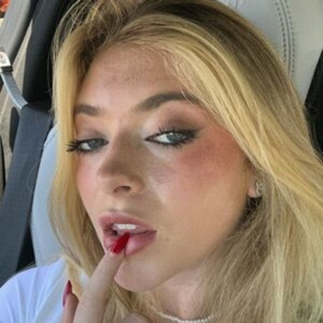 rileymaetwo pornstar art photos