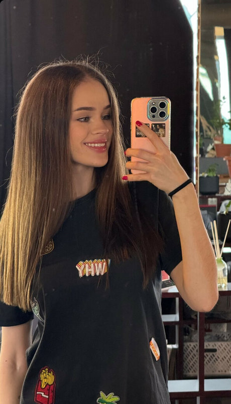 tlisliz star naked image