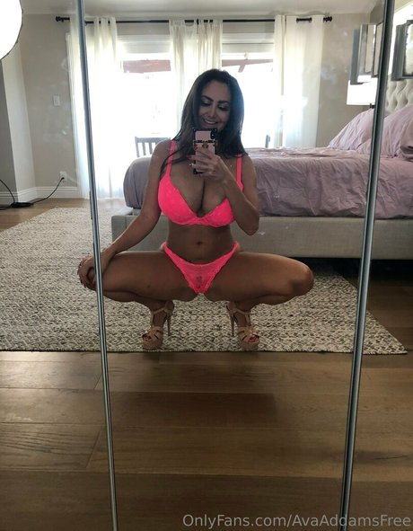 avaaddamsfree star hot pictures