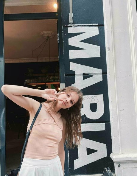 nina williams model beautiful pics