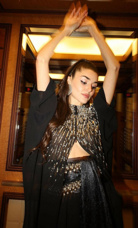 Hande Ercel high quality model img