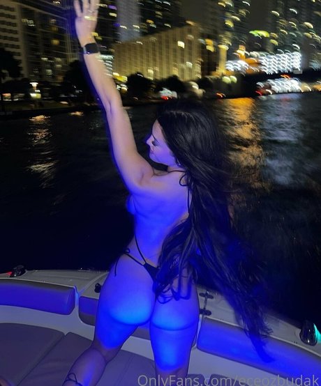 eceozbdk star nude gallery