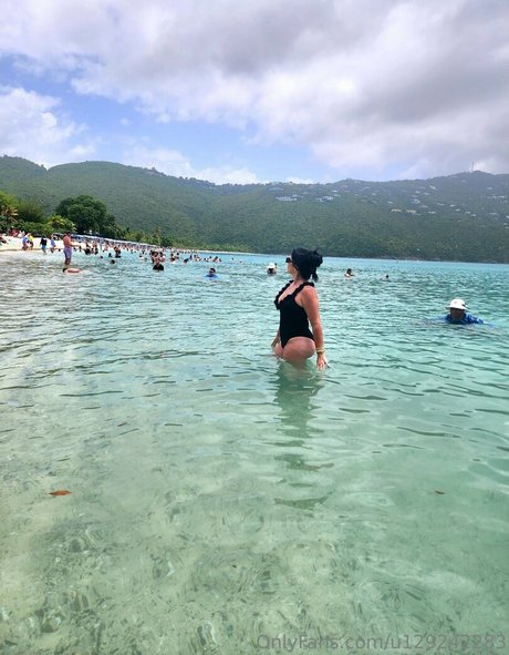 Evelyn Alvarez model free pictures