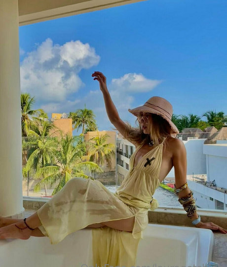 lauragetshigh model nude pics