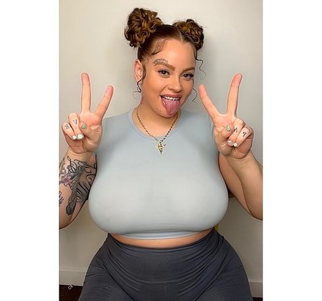 PrettyBully sexy pornstar photo